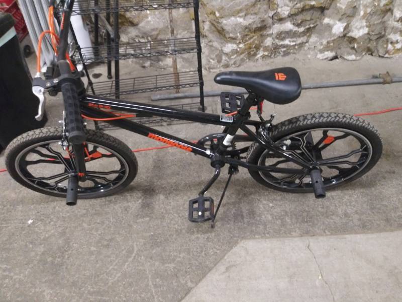 lot 1646 image: Nice Mongoose Trick bicycle