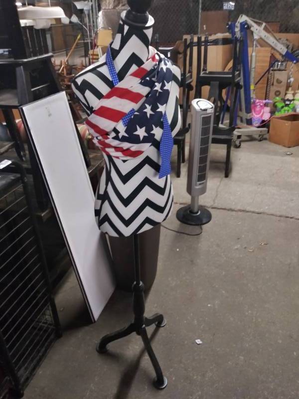 lot 1647 image: Nice Freestanding Mannequin Torso