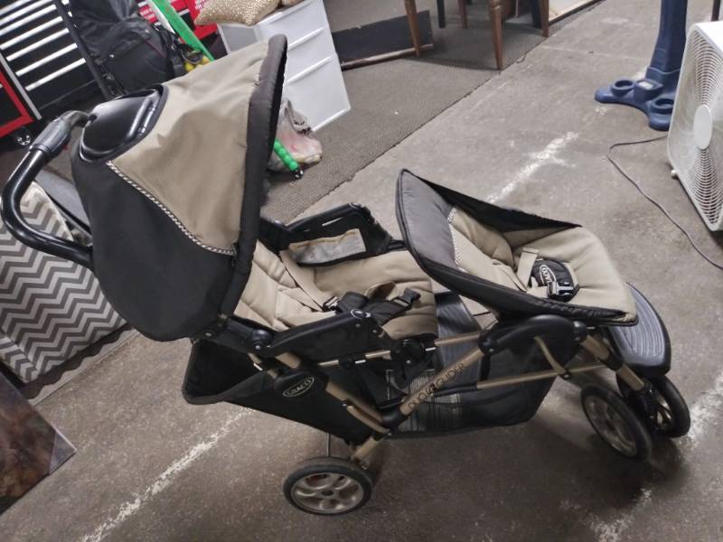 lot 1640 image: Graco Duo Glider Double Stroller