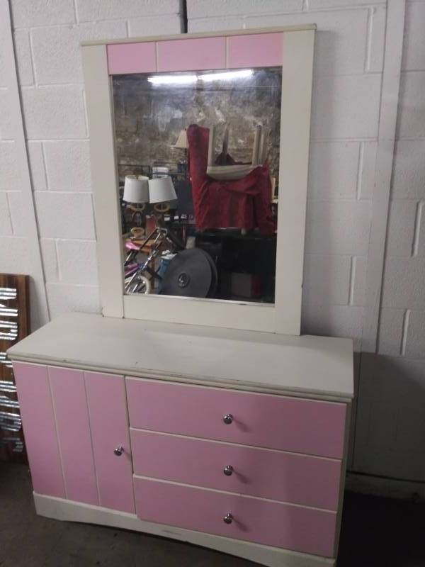 lot 1623 image: Pink and white dresser and Mirror