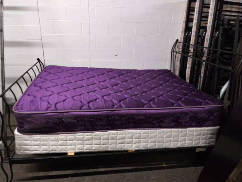 lot 1700 image: Nice Metal Queen Size Sleigh Bed