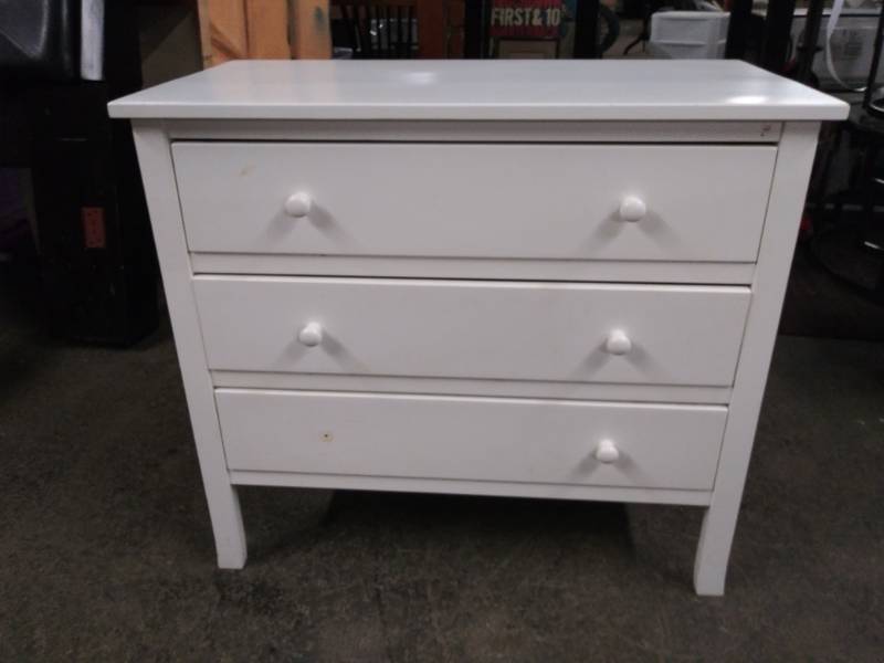 lot 1705 image: 3 Drawer White Dresser