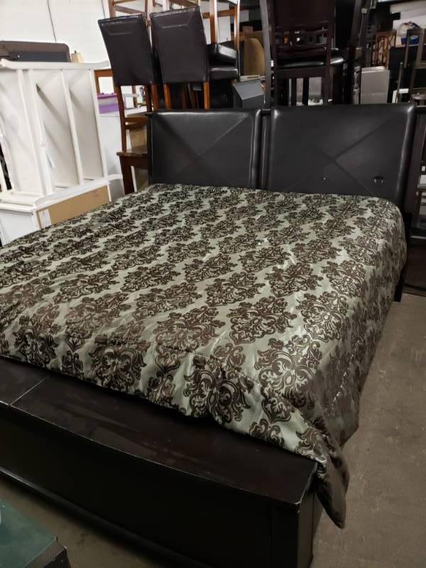 lot 1708 image: Super Nice King Size Modern Style Bed
