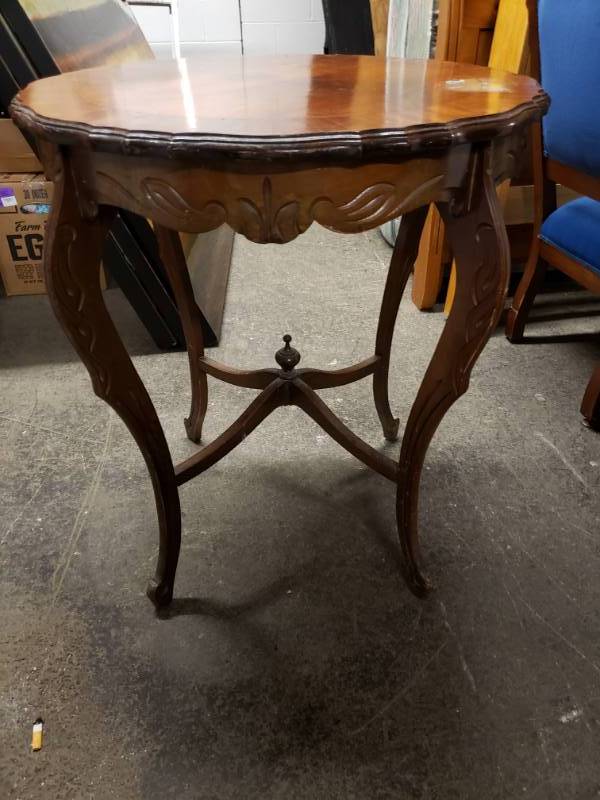 lot 1710 image: Nice Vintage Side Table
