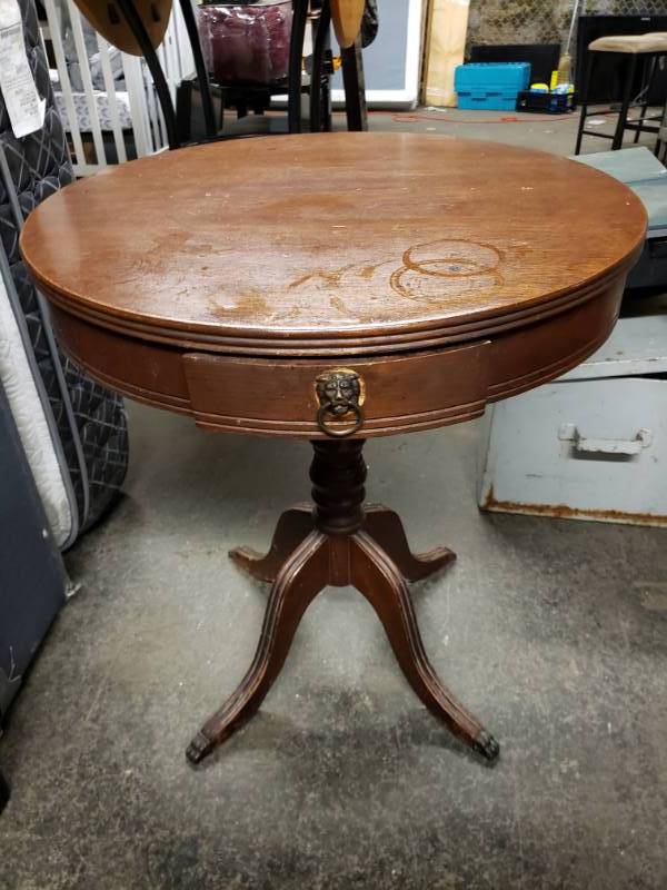 lot 1711 image: Nice wood Side Table with Drawer