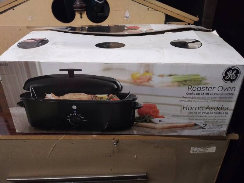 lot 1727 image: GE Roaster Oven