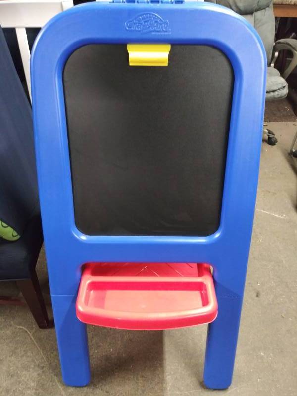 lot 1733 image: Childs Chalk BoardDry Erase Art Easel