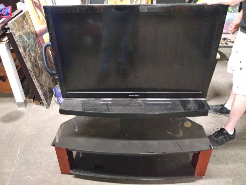 lot 1737 image: Samsung 40 Flat Screen TV with TV Stand