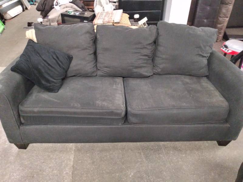 lot 1740 image: Nice Modern Style Couch