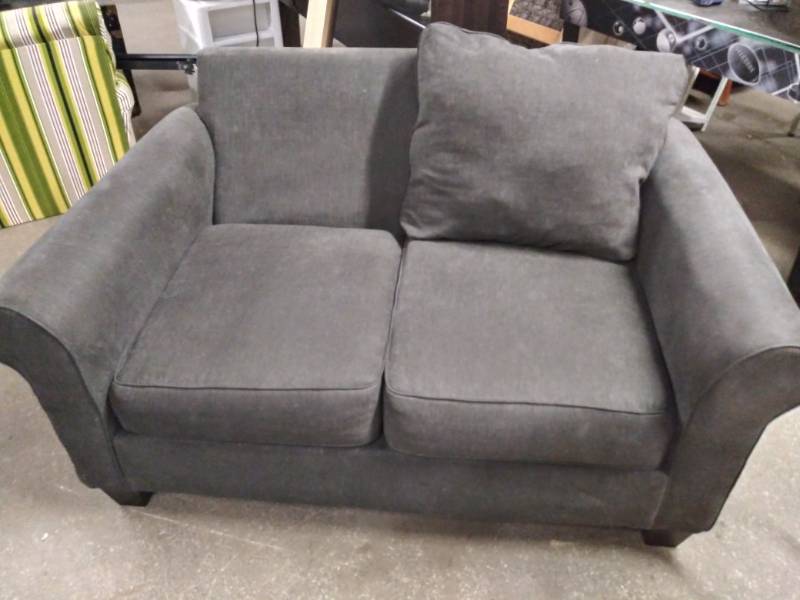 lot 1741 image: Nice Modern Style Loveseat