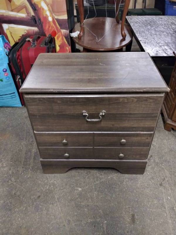 lot 1744 image: Nice New Modern 2 Drawer Night Stand