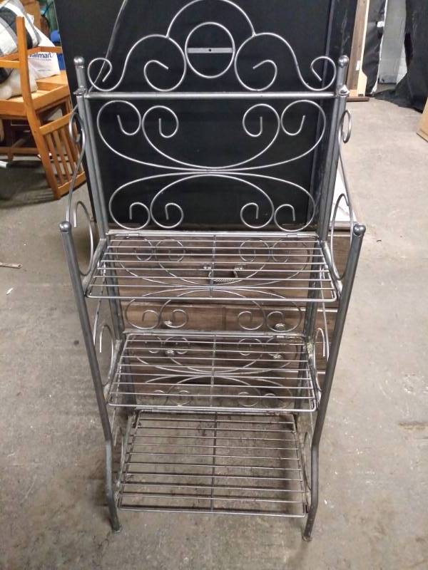 lot 1746 image: Metal Foldable Shelf