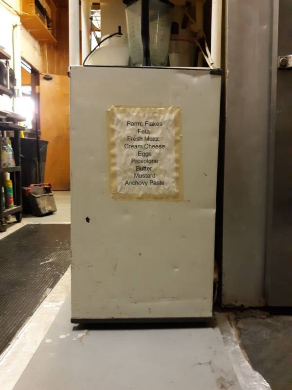 lot 9673 image: Mini fridge