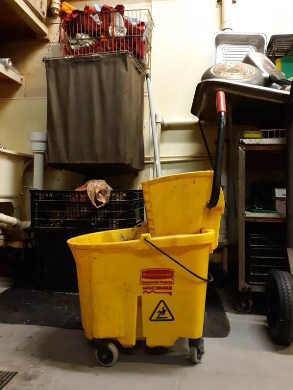 lot 9678 image: Rubbermaid Mop Bucket
