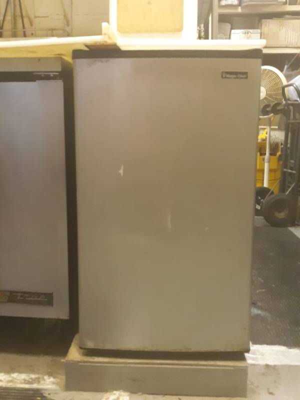 lot 9681 image: Magic Chef Mini Fridge
