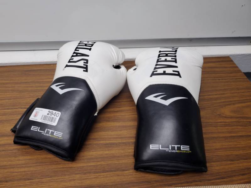 lot 2940 image: 12oz Everlast Boxing Gloves