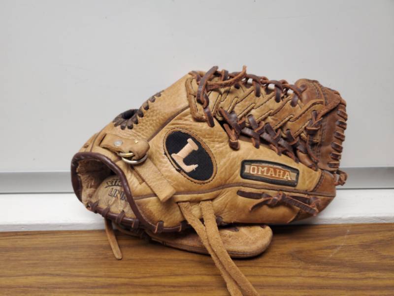 lot 2958 image: TPX Louisville Slugger Right Hand Throw 11.5 Mitt- BaseballSoftball