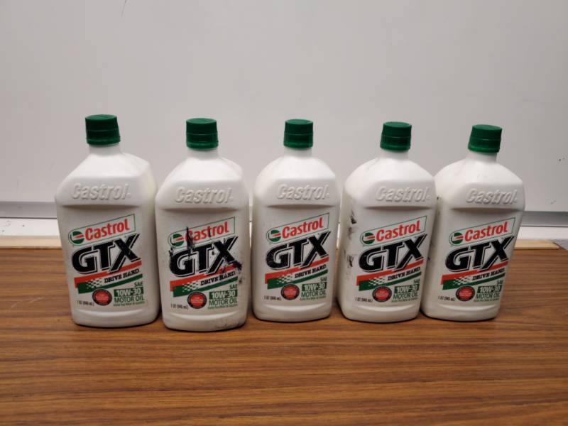 lot 2944 image: 5 Quarts Castrol GTX 10W30