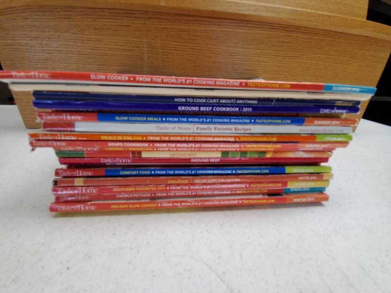 lot 2977 image: Taste of Home- Magazines- TONS Of Recipes