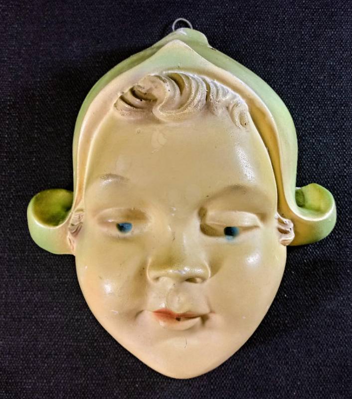 lot 14 image: Vintage String Holder Dutch Girl Chaulkware