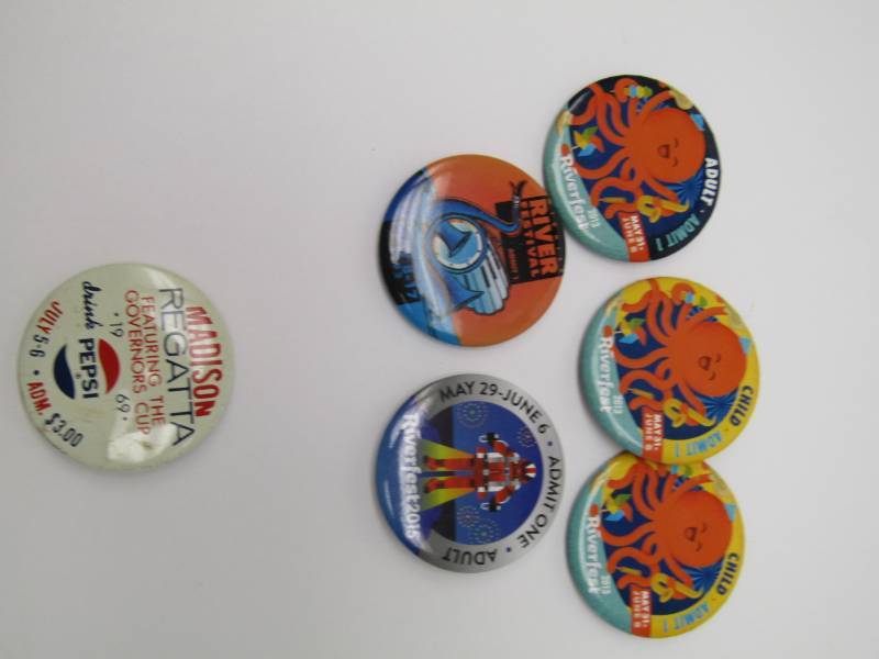lot 2986 image: River Festival Buttons and Bonus
