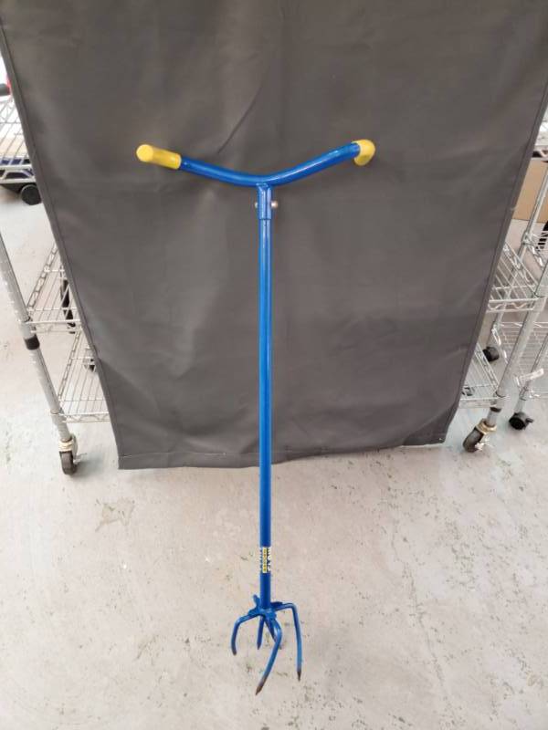 lot 2563 image: Vintage Garden Claw- Weed Tool-  SO HANDY