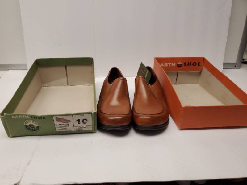 lot 2568 image: New Womans Leather Earth Shoes- Size 10