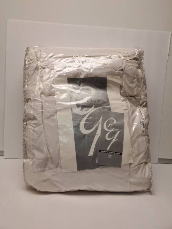lot 2557 image: 62x86 Goose Down Comforter