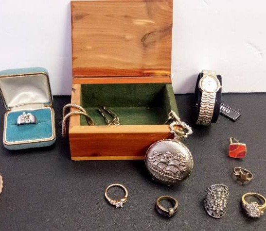 lot 33 image: Vintage Watches & Rings w Wood Box