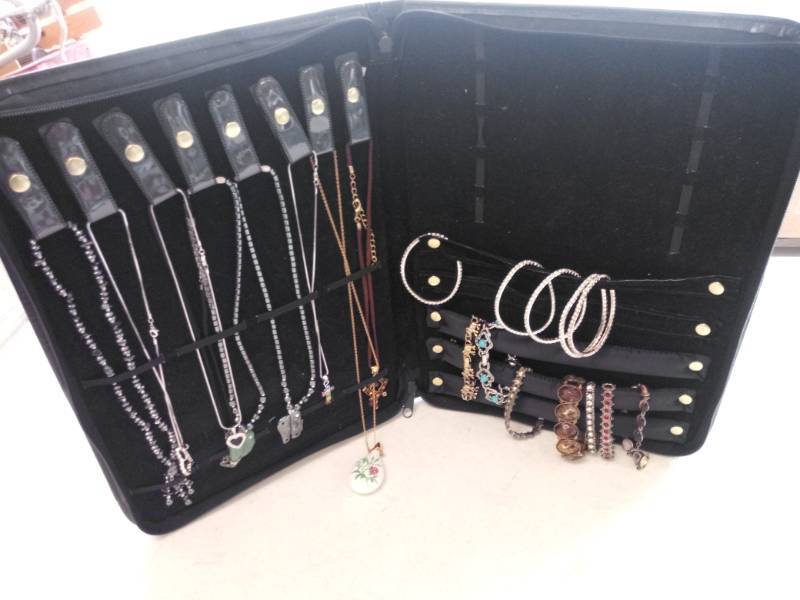 lot 35 image: Nice Jewelry Case With Necklaces & Bracelets