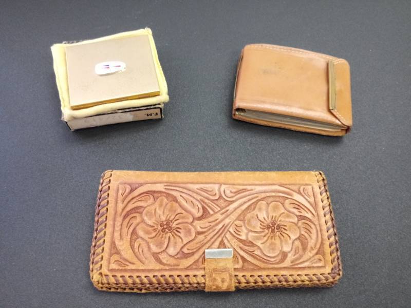 lot 39 image: Gorgeous Old Leather Wallet, Mens Wallet & Vintage Compact in Cigar Box
