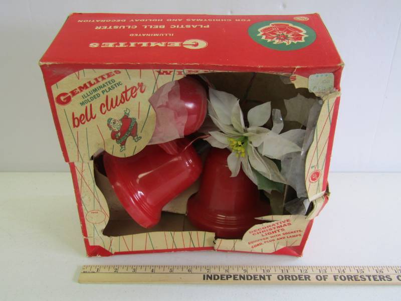 lot 3109 image: Vintage Christmas  Gemlites Illuminated Molded Plastic Bell Cluster