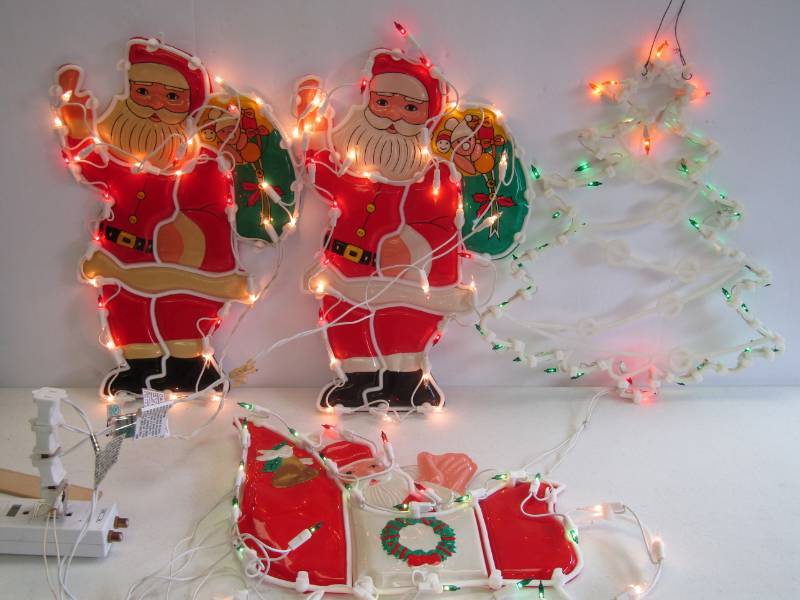 lot 3110 image: Vintage Lot of 4  Lighted WallWindow Hanging Santas & Tree