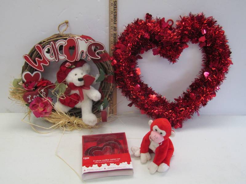 lot 3113 image: 2 Valentine Wreaths  Bonus