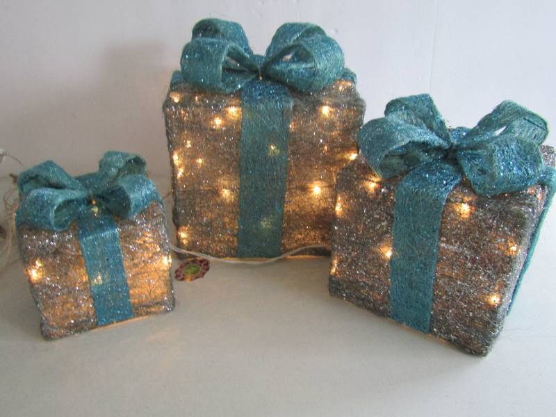 lot 3116 image: Sets of 3 Lighted Gift Box Decor