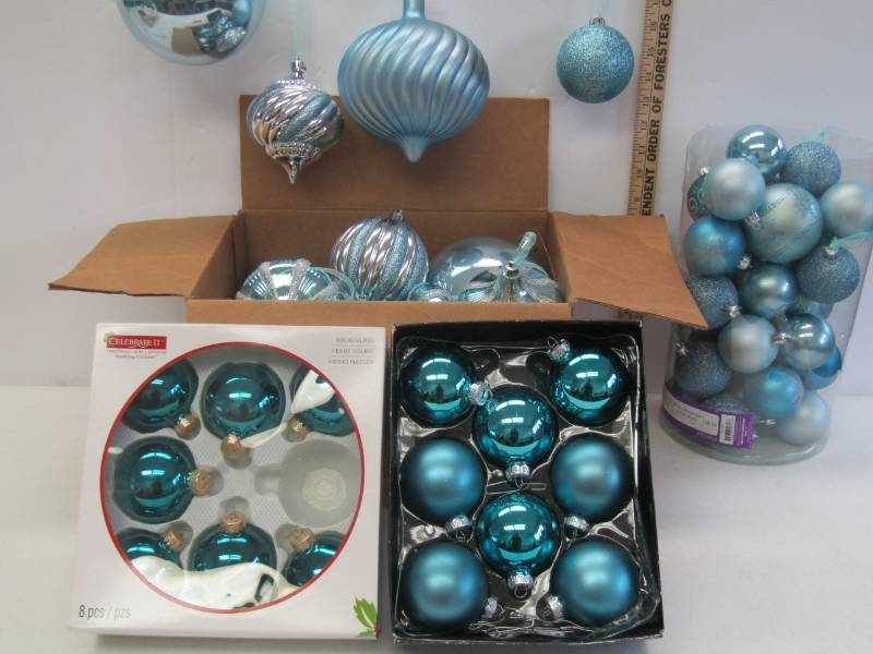 lot 3117 image: Beautiful Blue Ornament Lot