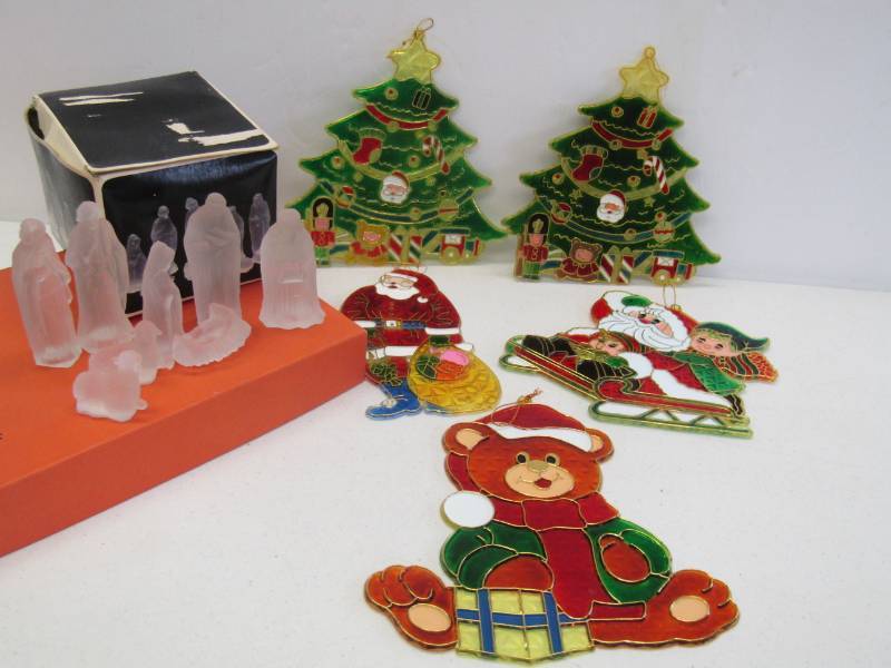 lot 3118 image: Glass Nativity Set & Sun Catcher Ornaments