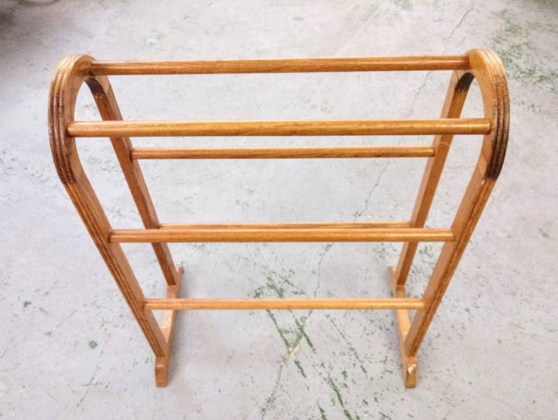 lot 2909 image: Wooden Quilt Rack