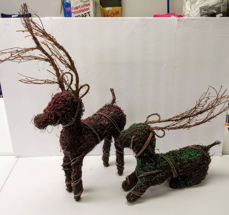lot 3133 image: 2 Adorable (Grapevine) Twig Deer Decorations