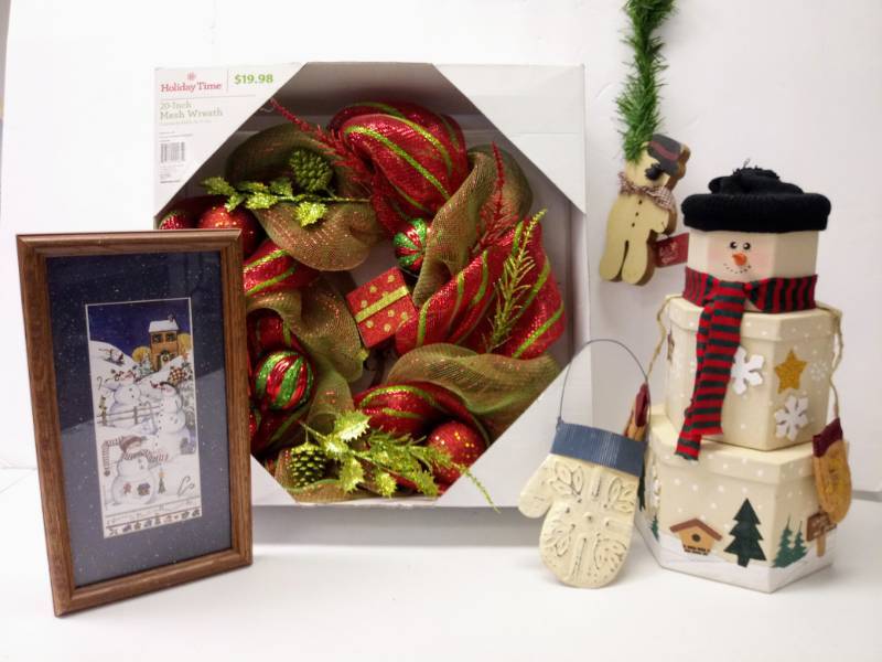 lot 3134 image: Beautiful 20 Mesh Wreath NIB  Stack-able Snowman Christmas Gift Boxes  Bonus Decor