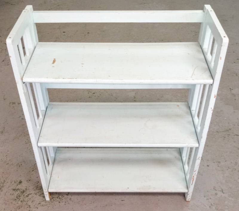 lot 50 image: Sturdy Folding Bookshelf