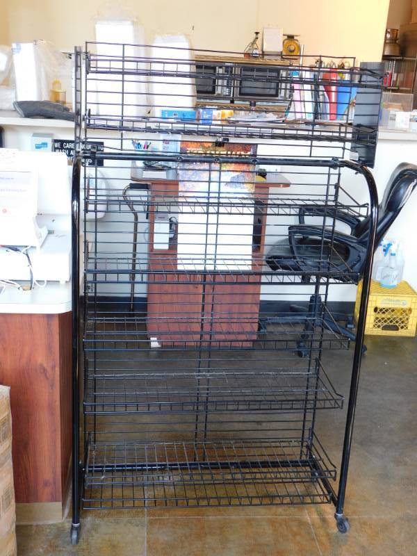 lot 3248 image: Rolling Display Shelf