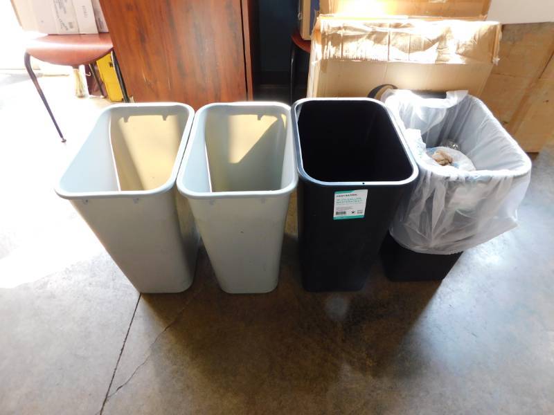 lot 3265 image: Lot of 5 Plastic Trash Cans