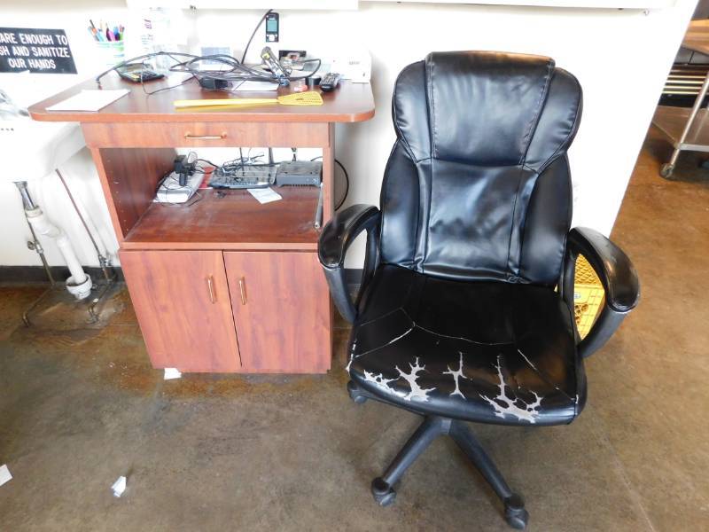 lot 3273 image: Office Chair and Desk