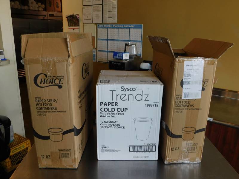 lot 3277 image: Lot of 12 Ounce Paper Cups and To Go Containers