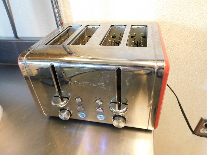 lot 3294 image: Farberware Toaster