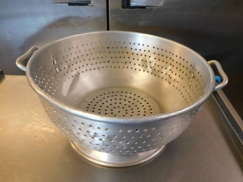 lot 3302 image: Stainless Collander