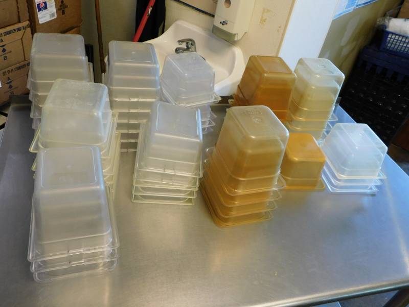 lot 3308 image: Lot of 16 Plastic Pans