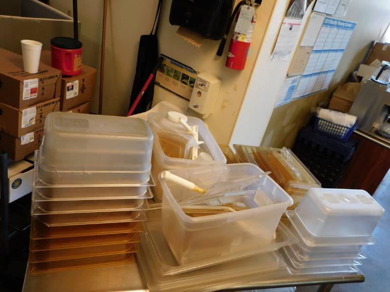 lot 3309 image: Lot of 13 Plastic Pans, Lids and More