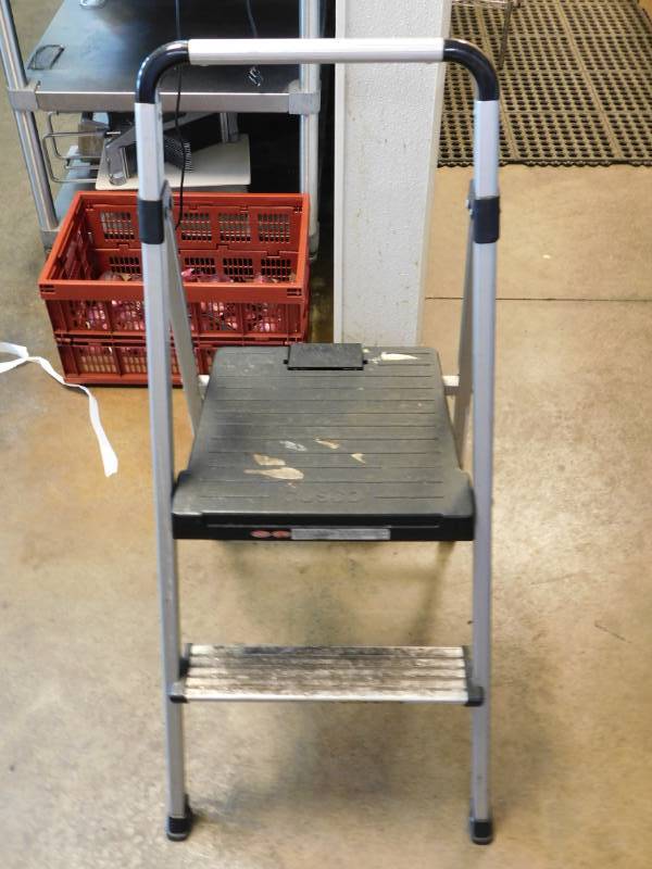 lot 3317 image: Cosco 2 Step Folding Ladder